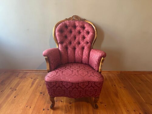 Sarkans auduma klubkrēsls